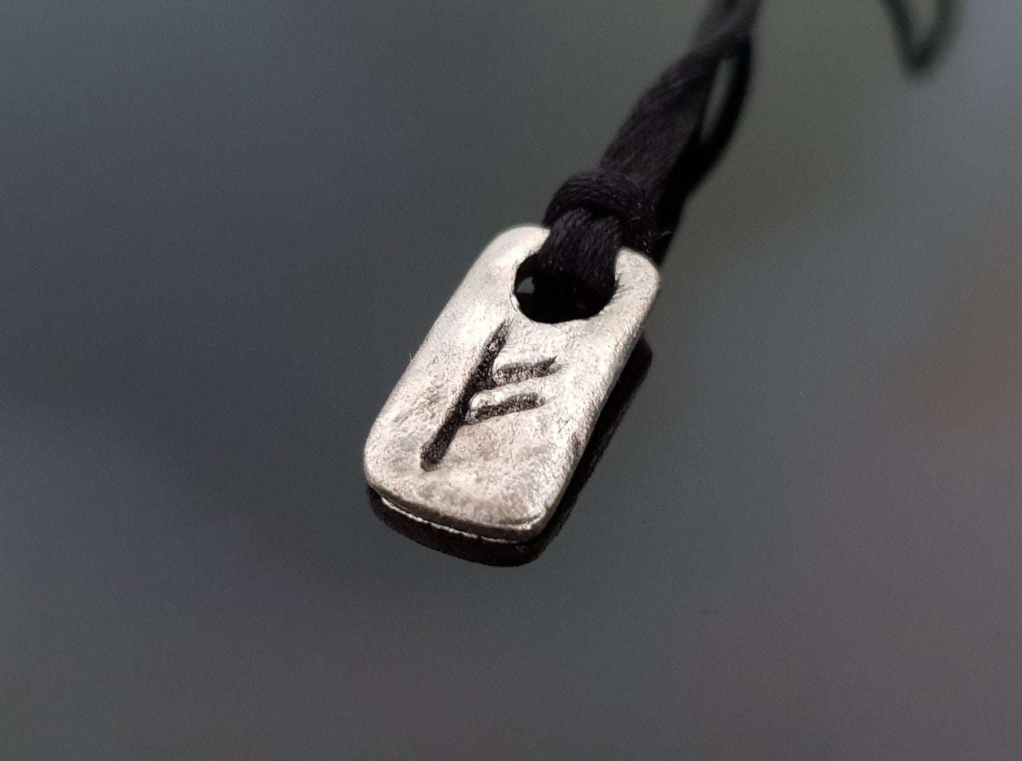 Amuleto / encanto de dinero con runas celtas. Colgante de Fehu Rune, Amuleto de Rune de Bronce Viking