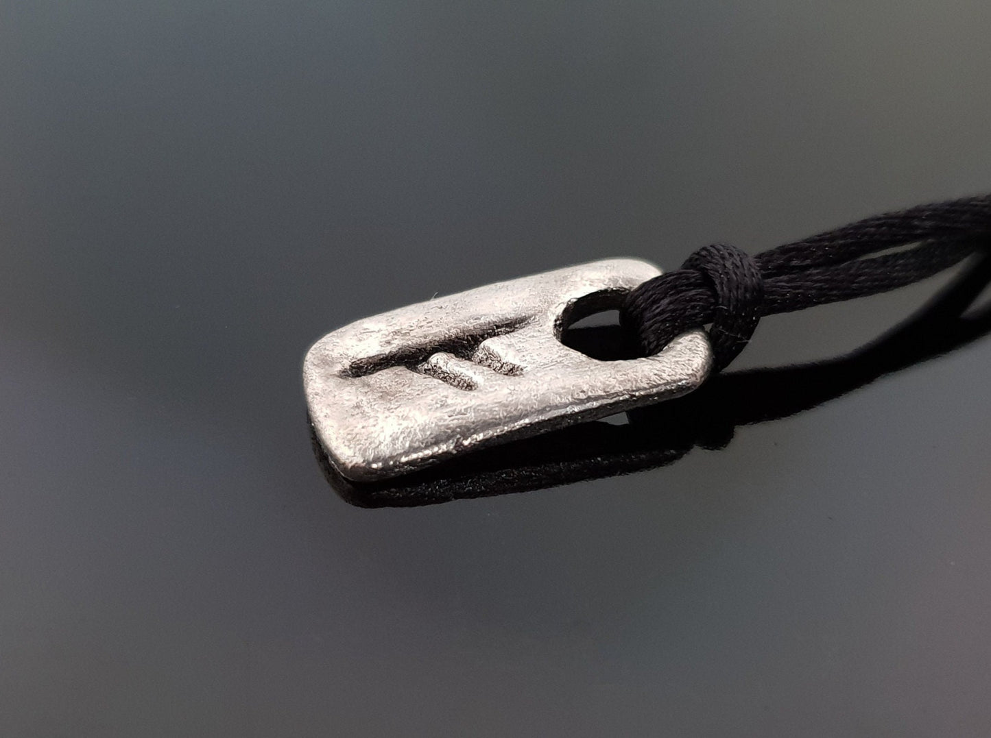 Amuleto / encanto de dinero con runas celtas. Colgante de Fehu Rune, Amuleto de Rune de Bronce Viking