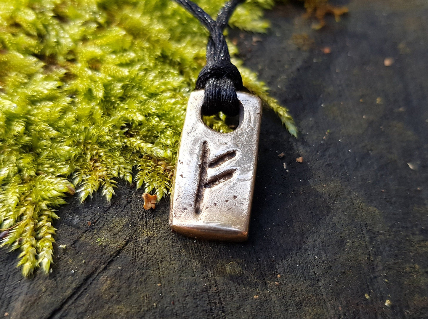 Amuleto / encanto de dinero con runas celtas. Colgante de Fehu Rune, Amuleto de Rune de Bronce Viking