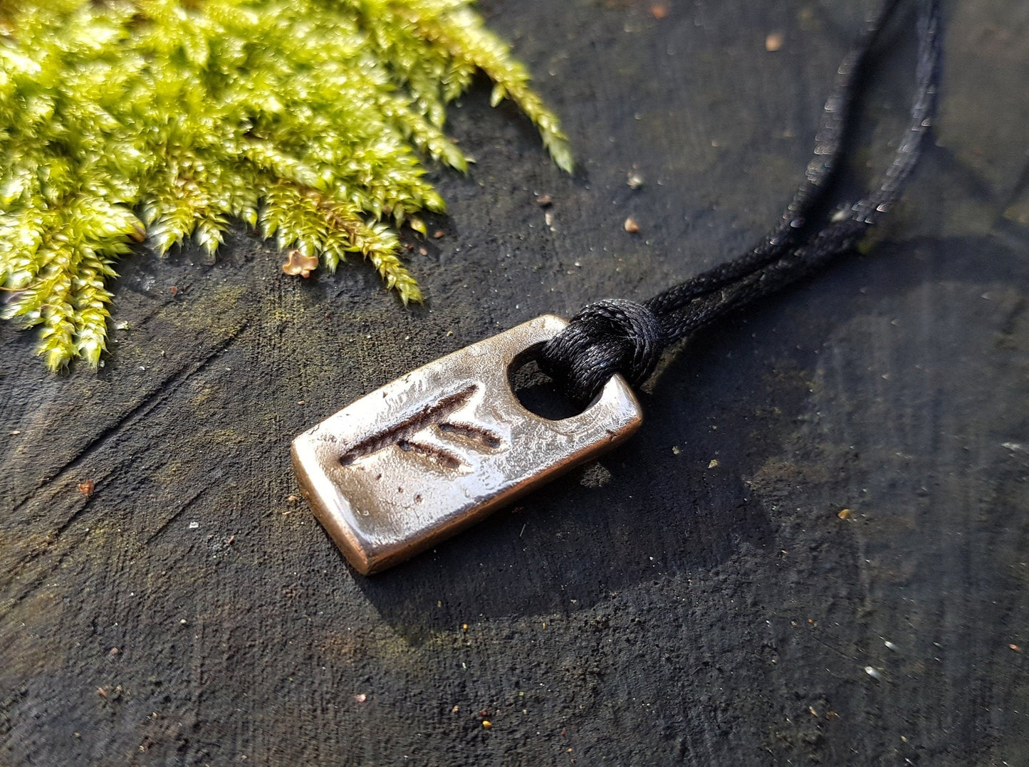 Amuleto / encanto de dinero con runas celtas. Colgante de Fehu Rune, Amuleto de Rune de Bronce Viking