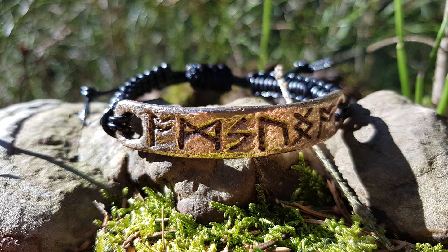 Amuleto de pulsera rúnica para el crecimiento espiritual con fórmula de runas celtas.
