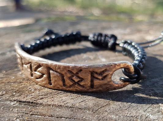 Amuleto de pulsera rúnica para el crecimiento espiritual con fórmula de runas celtas.