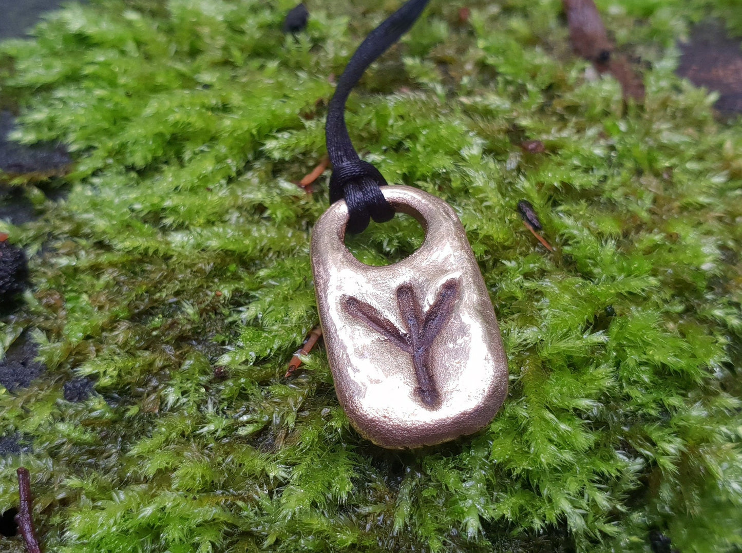 Amuleto protector de runas Algiz. Colgante de bronce con runas vikingas. Un verdadero amuleto.