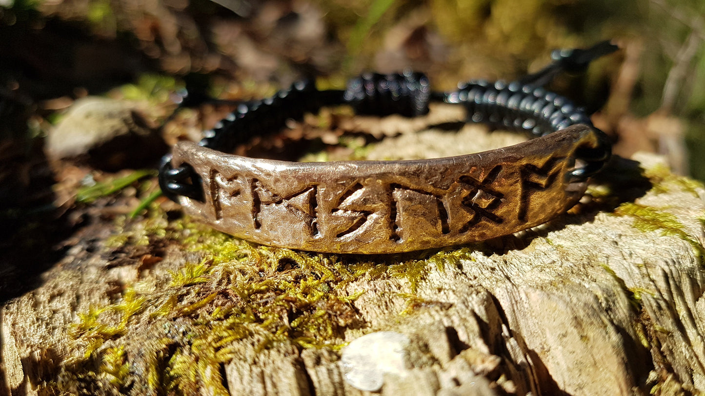 Amuleto de pulsera rúnica para el crecimiento espiritual con fórmula de runas celtas.
