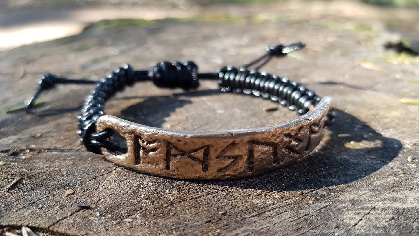 Amuleto de pulsera rúnica para el crecimiento espiritual con fórmula de runas celtas.