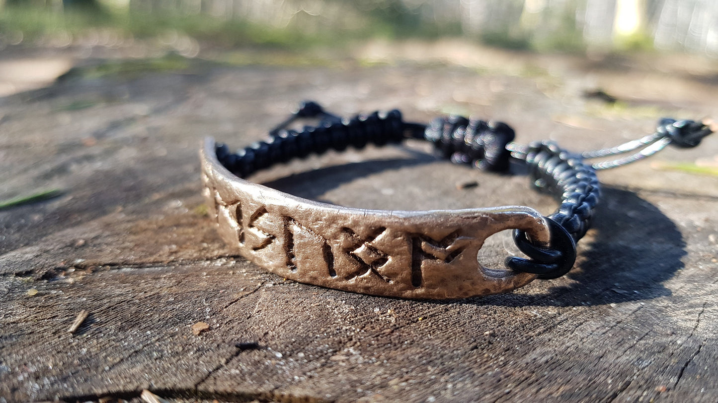 Amuleto de pulsera rúnica para el crecimiento espiritual con fórmula de runas celtas.