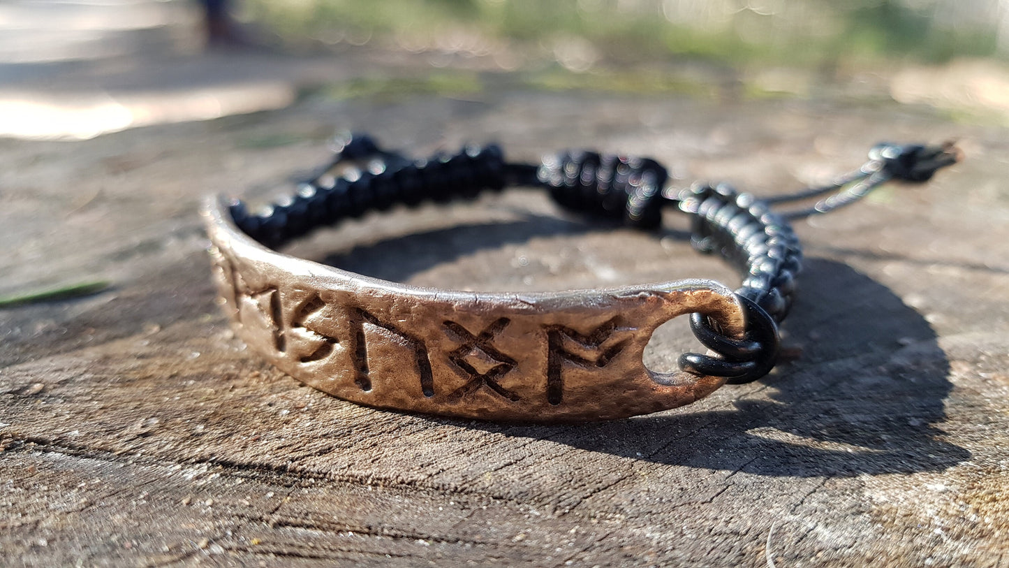 Amuleto de pulsera rúnica para el crecimiento espiritual con fórmula de runas celtas.