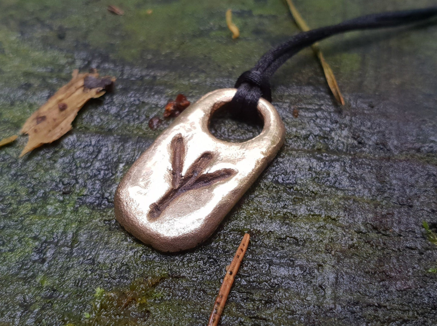 Amuleto protector de runas Algiz. Colgante de bronce con runas vikingas. Un verdadero amuleto.