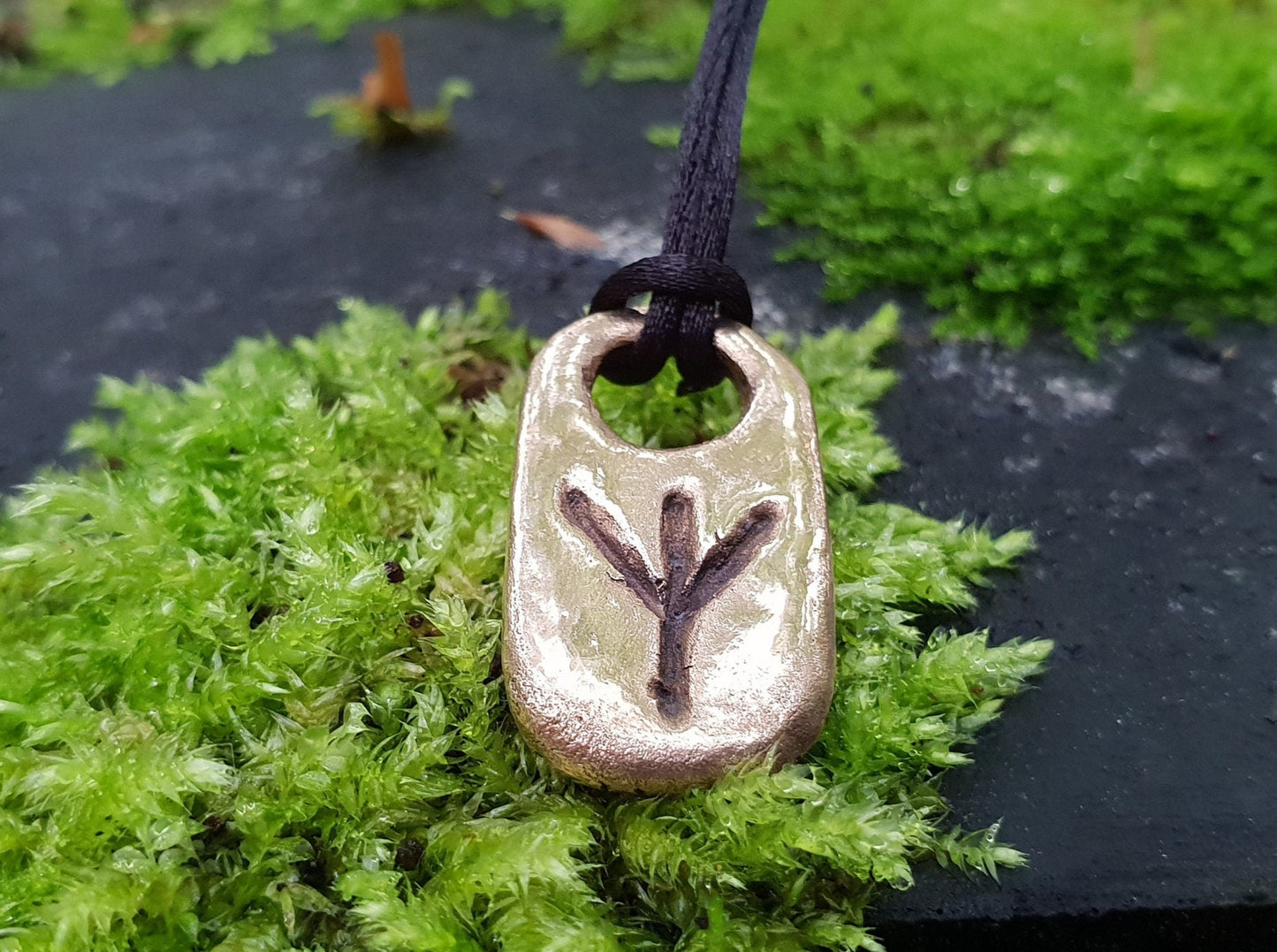 Amuleto protector de runas Algiz. Colgante de bronce con runas vikingas. Un verdadero amuleto.