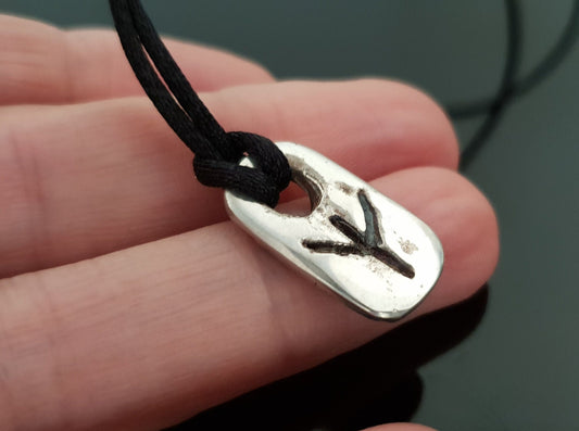 Amuleto protector de runas Algiz. Colgante de plata con runas vikingas. Programado para protección.