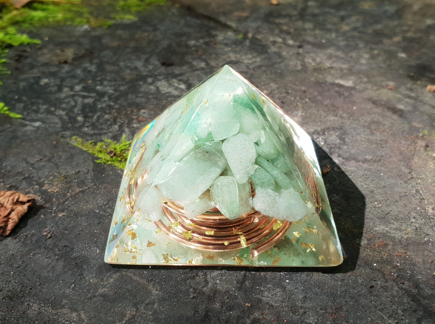Orgonitpyramide mit grünem Aventurin und 24 Karat Gold