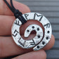 Silbernes Geldamulett mit keltischer Runenformel. Wikinger-Reichtumsanhänger-Talisman
